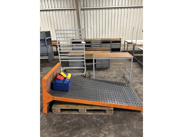 Diverse werkbanken en tafels - afbeelding 1 van  6