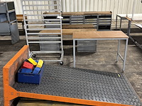 Diverse werkbanken en tafels