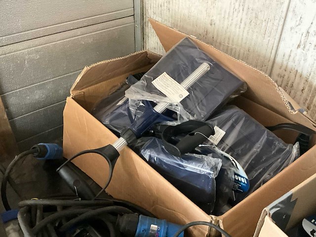 Diverse werkgereedschappen/matrialen - afbeelding 13 van  31