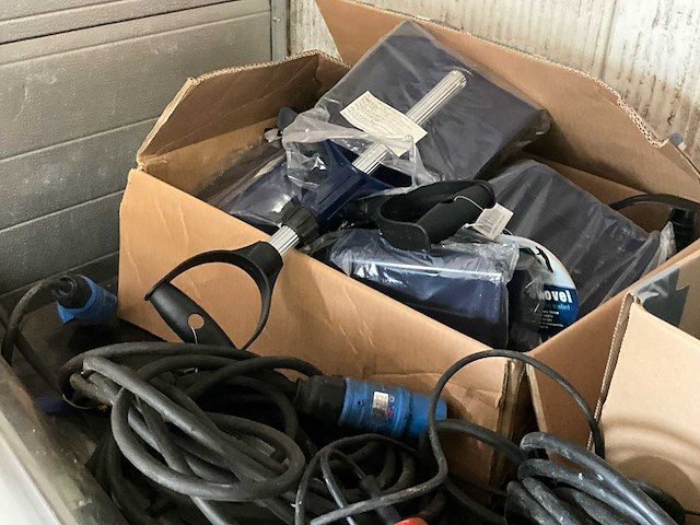 Diverse werkgereedschappen/matrialen - afbeelding 17 van  31