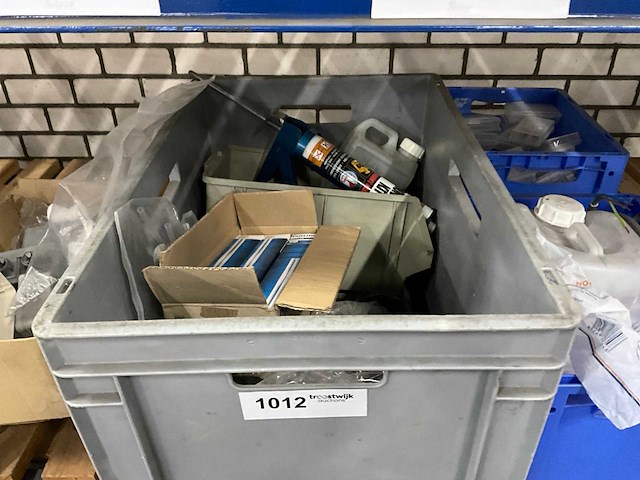 Diverse werkplaatsinventaris en machineonderdelen - afbeelding 2 van  14