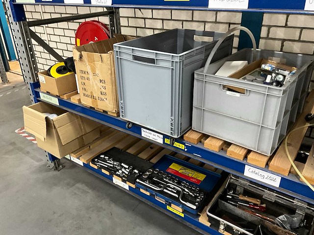 Diverse werkplaatsinventaris en machineonderdelen - afbeelding 5 van  14