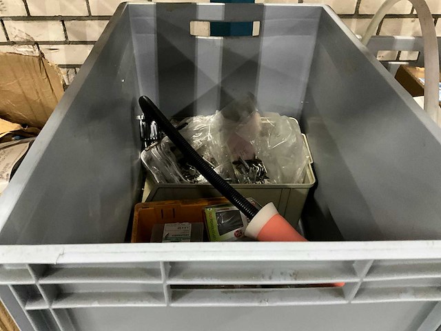 Diverse werkplaatsinventaris en machineonderdelen - afbeelding 6 van  14