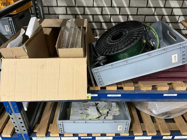 Diverse werkplaatsinventaris en machineonderdelen - afbeelding 8 van  14