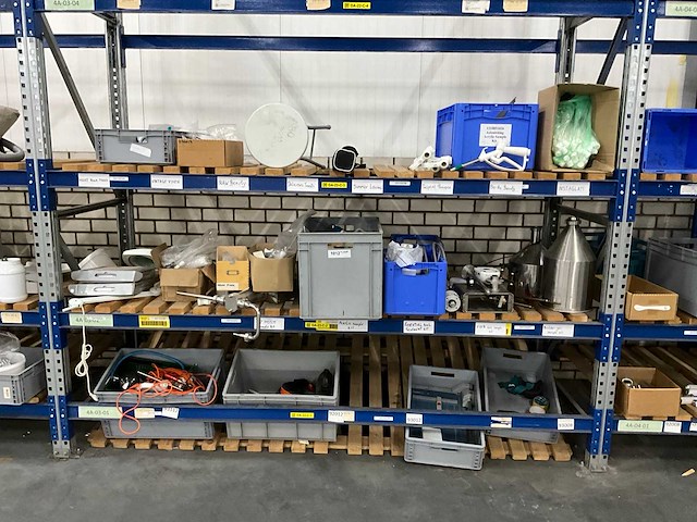 Diverse werkplaatsinventaris en machineonderdelen - afbeelding 13 van  14