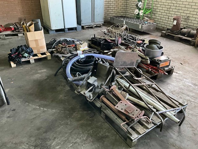 Diverse werkplaatsinventaris - afbeelding 1 van  11