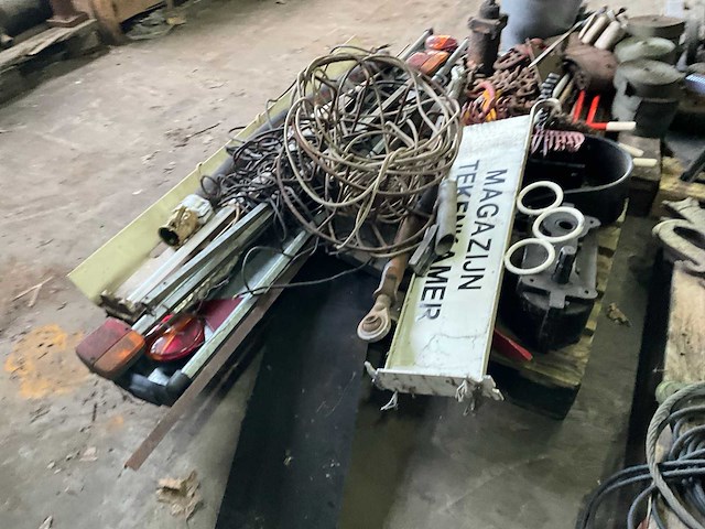 Diverse werkplaatsinventaris - afbeelding 10 van  11