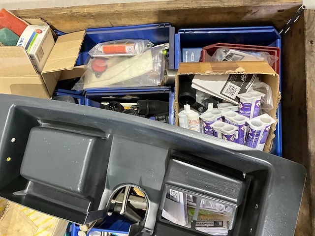 Diverse werkplaatsinventaris - afbeelding 2 van  3