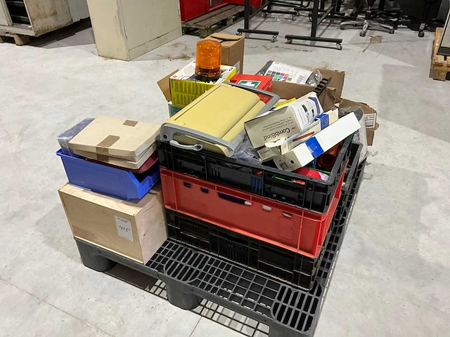 Diverse werkplaatsinventaris - afbeelding 1 van  10