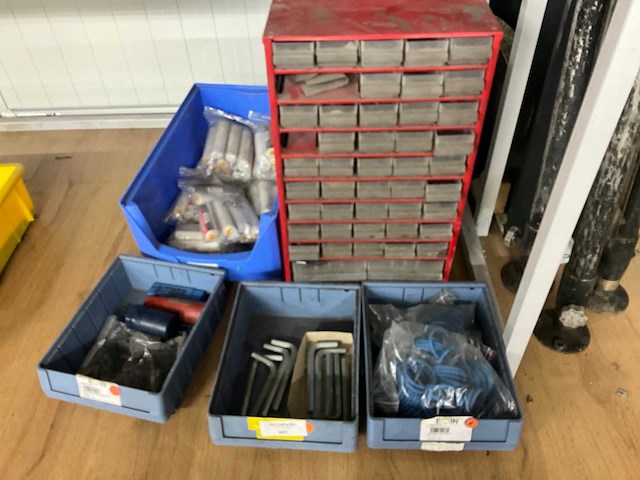 Diverse werkplaatsinventaris - afbeelding 1 van  6