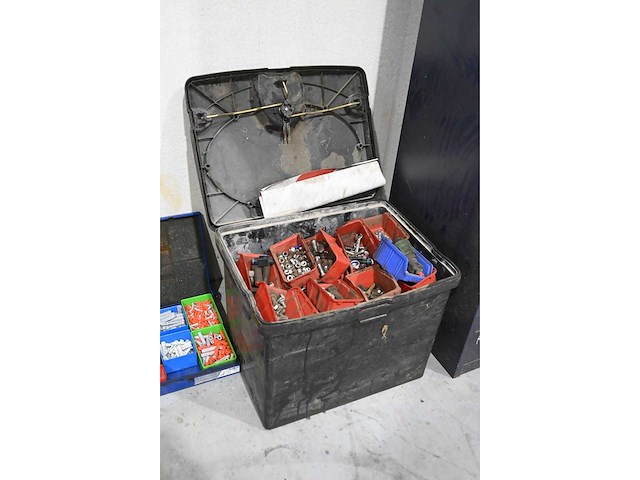 Diverse werkplaatskasten met (new holland) onderdelen en (sortimo) assortimentskisten - afbeelding 2 van  6