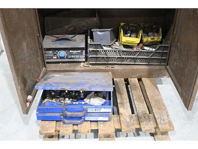 Diverse werkplaatskasten met (new holland) onderdelen en (sortimo) assortimentskisten - afbeelding 4 van  6