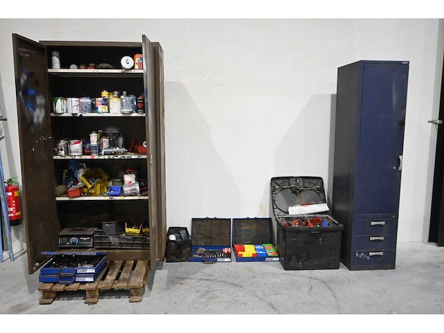 Diverse werkplaatskasten met (new holland) onderdelen en (sortimo) assortimentskisten - afbeelding 1 van  6