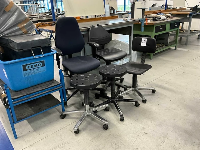 Diverse werkplaatskrukjes en stoelen (4x) - afbeelding 1 van  3