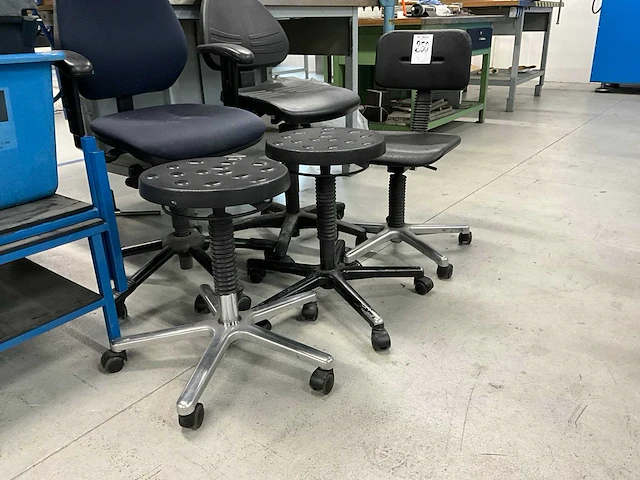 Diverse werkplaatskrukjes en stoelen (4x) - afbeelding 3 van  3
