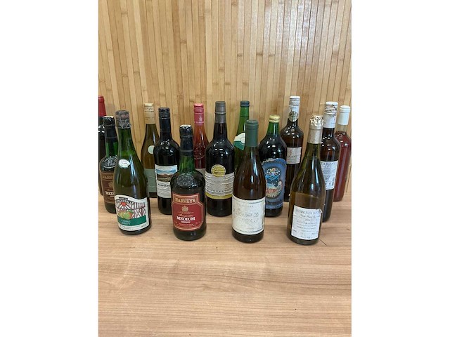 Diverse wijnen en dranken - afbeelding 1 van  1