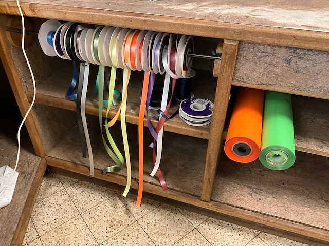 Diverse winkelbenodigdheden - afbeelding 2 van  2