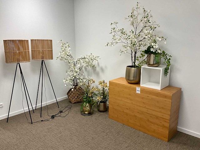 Diverse winkelinventaris en decoratie - afbeelding 1 van  8