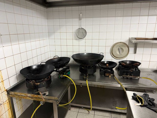 Diverse wokbranders op gas en keukengerei - afbeelding 2 van  13