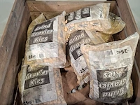 Diverse zakken grind - afbeelding 2 van  8