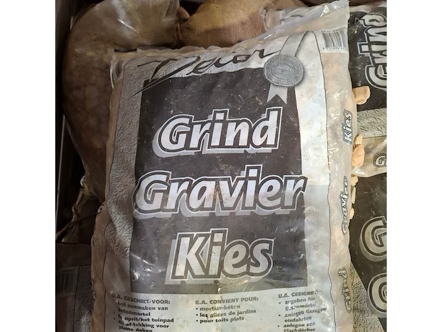 Diverse zakken grind - afbeelding 3 van  8