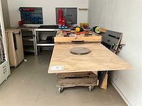 Diverse zelfbouw magazijnkarren en werkbank - afbeelding 1 van  9