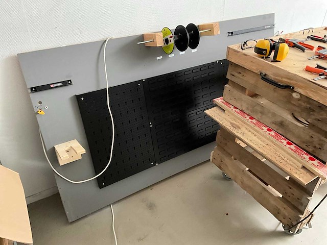 Diverse zelfbouw magazijnkarren en werkbank - afbeelding 3 van  9