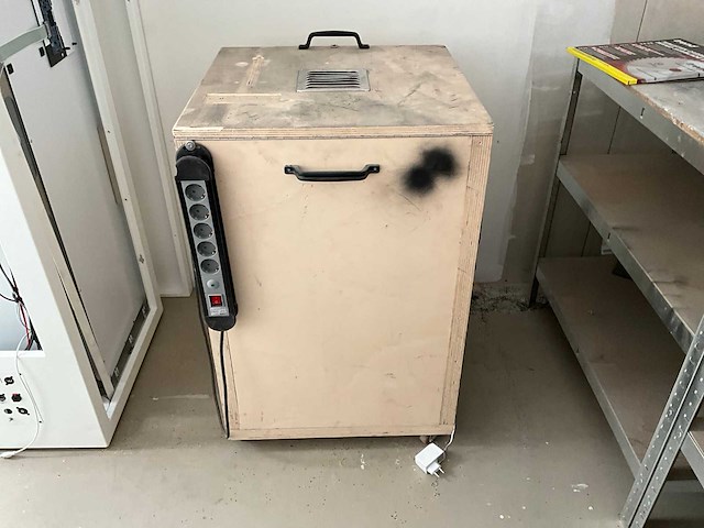 Diverse zelfbouw magazijnkarren en werkbank - afbeelding 4 van  9