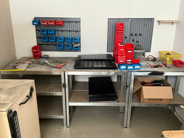 Diverse zelfbouw magazijnkarren en werkbank - afbeelding 6 van  9