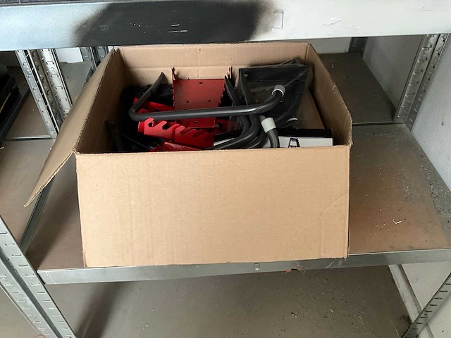 Diverse zelfbouw magazijnkarren en werkbank - afbeelding 9 van  9