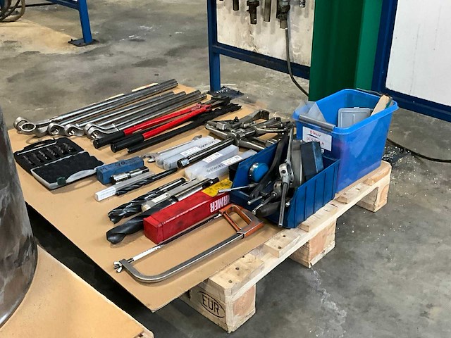 Diverse zware handgereedschappen - afbeelding 4 van  9