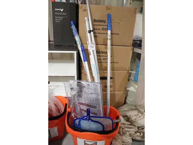 Diverse zwembad gerelateerde producten in twee winkelwagens. compleetheid en werking onbekend. exclusief wi... - afbeelding 2 van  3