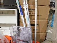 Diverse zwembad gerelateerde producten in twee winkelwagens. compleetheid en werking onbekend. exclusief wi... - afbeelding 2 van  3