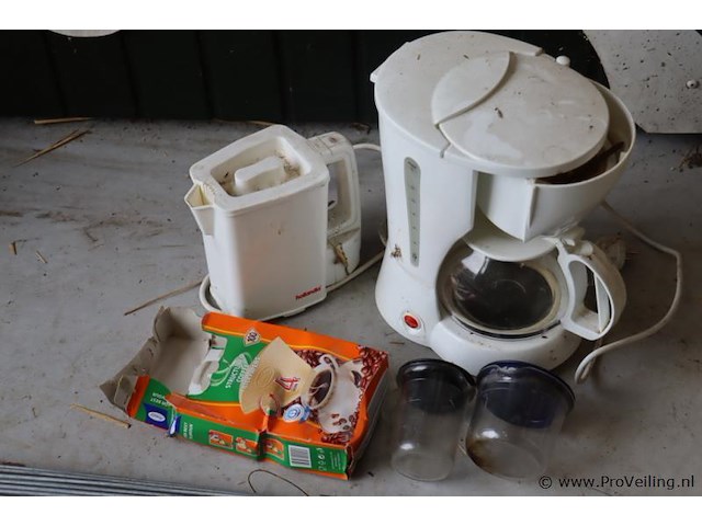 Diversen bestaande uit o.a. koffiezetmachine & hollandia waterkoker - afbeelding 1 van  5