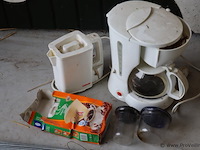 Diversen bestaande uit o.a. koffiezetmachine & hollandia waterkoker - afbeelding 1 van  5