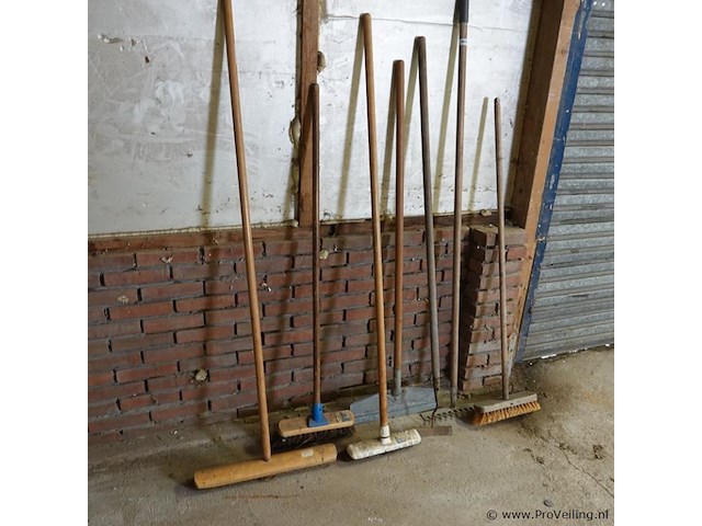 Diversen bezems, sneeuwschuiver, etc. - afbeelding 2 van  5