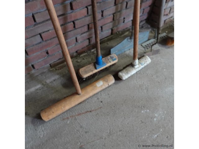 Diversen bezems, sneeuwschuiver, etc. - afbeelding 3 van  5