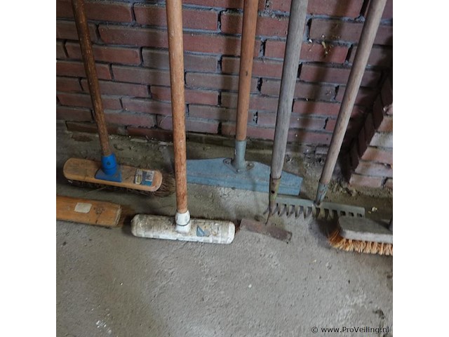 Diversen bezems, sneeuwschuiver, etc. - afbeelding 4 van  5