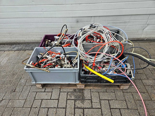 Diversen fustenkoppelingen en drukmeters - afbeelding 1 van  4