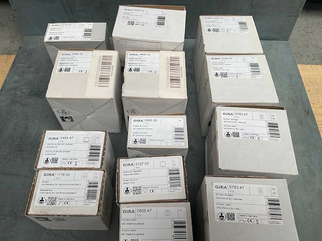 Diversen gira elektra materiaal - afbeelding 1 van  4