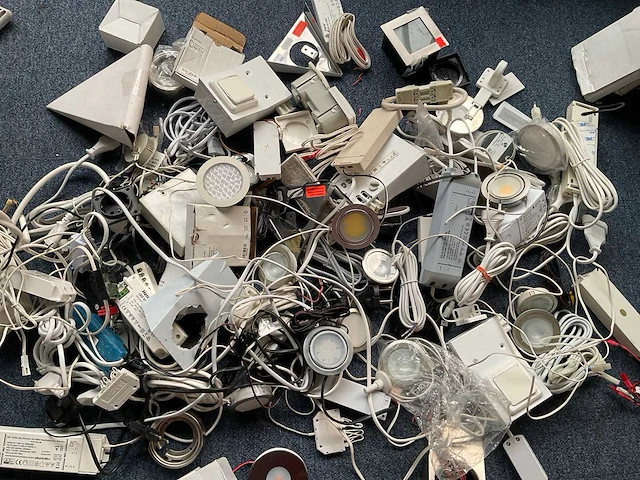 Diversen inbouwspots en elektramaterialen - afbeelding 2 van  4