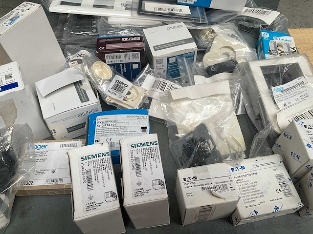 Diversen jung bosch-jaeger hager siemens eaton elektra materiaal - afbeelding 1 van  3