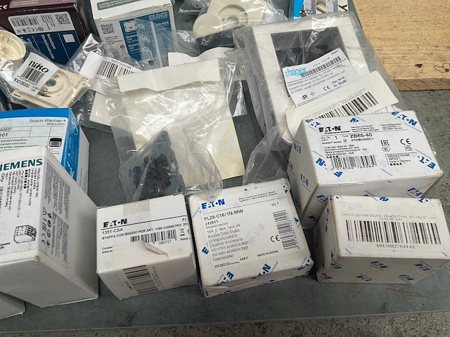 Diversen jung bosch-jaeger hager siemens eaton elektra materiaal - afbeelding 2 van  3