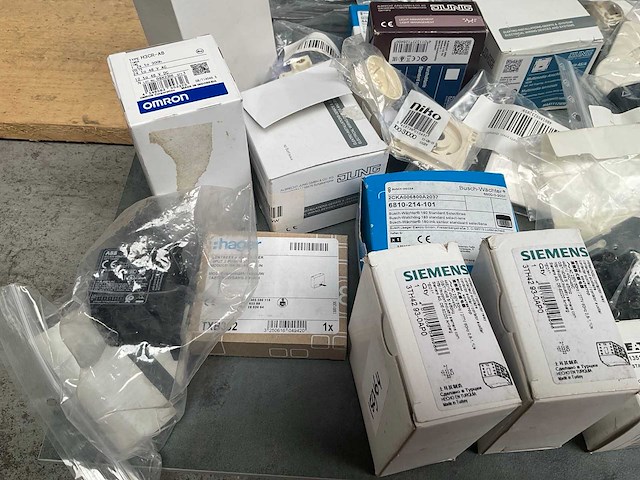 Diversen jung bosch-jaeger hager siemens eaton elektra materiaal - afbeelding 3 van  3
