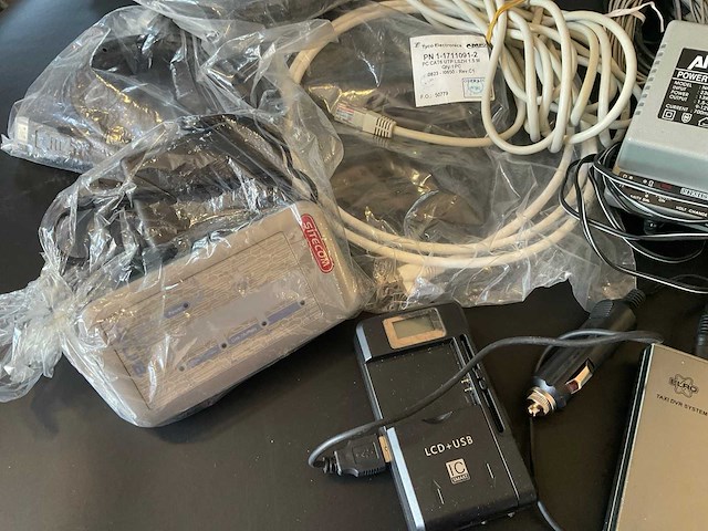 Diversen kabels en andere elektronica - afbeelding 1 van  2