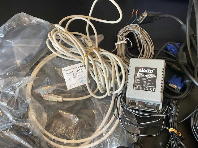 Diversen kabels en andere elektronica - afbeelding 2 van  2