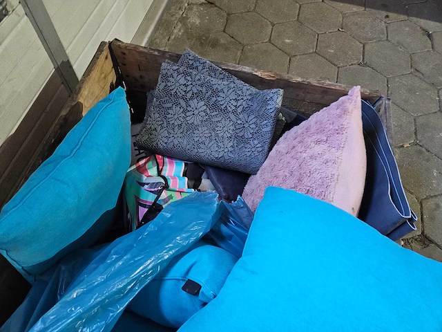 Diversen kussens en kleedjes - afbeelding 4 van  4