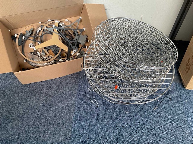 Diversen magnetron onderdelen - afbeelding 1 van  3