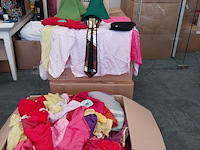 Diversen maskers, shawls, strikken, schorten etc. - afbeelding 2 van  2