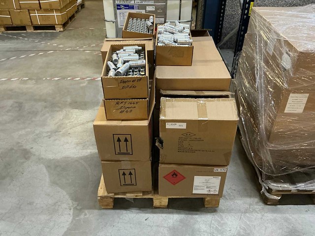 Diversen nageltoebehoren en bio ethanol - afbeelding 1 van  13